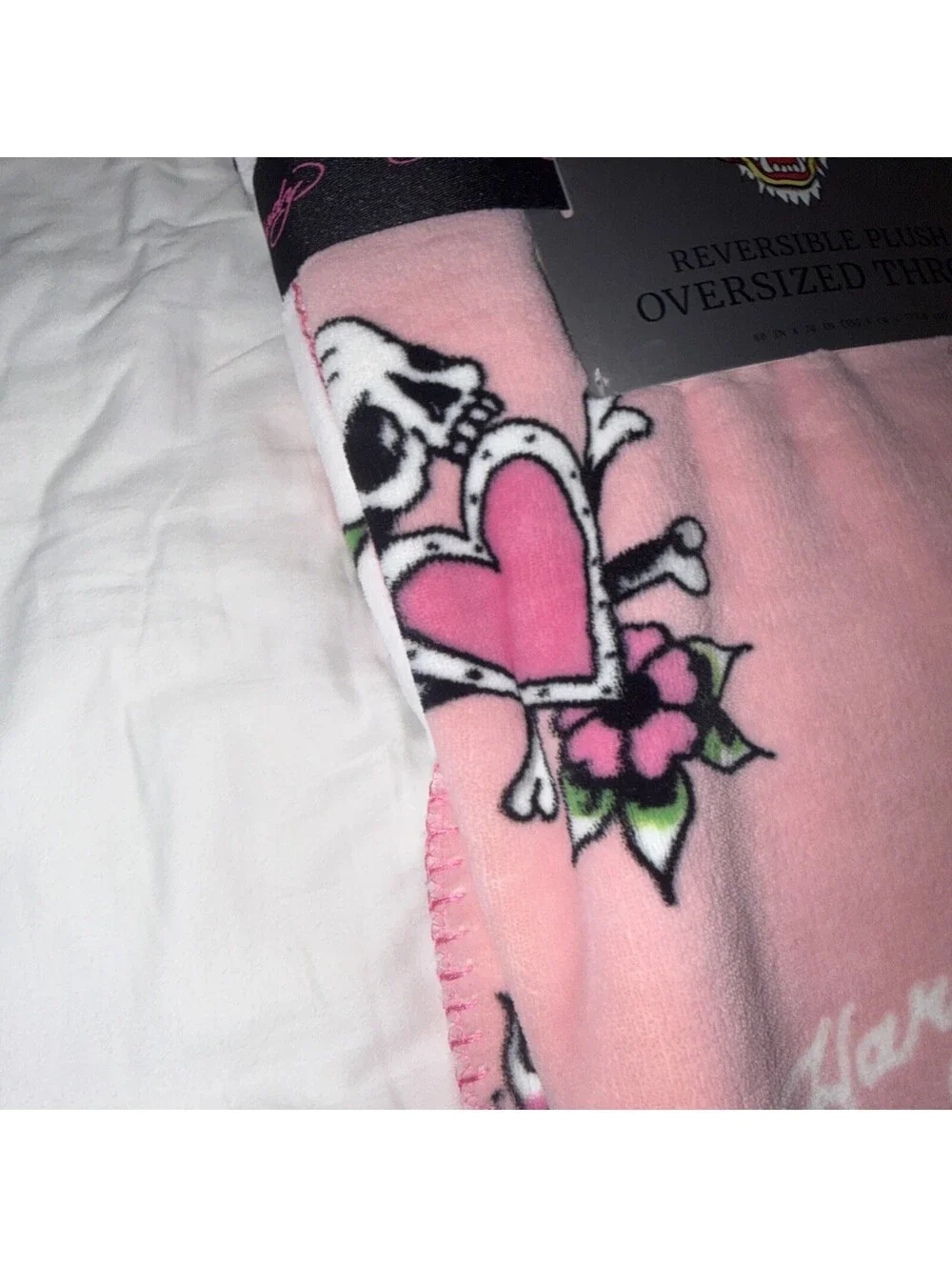 Ed Hardy Reversible Plush Throw Blanket Pink hearts skull 60 x 70 in Polyester